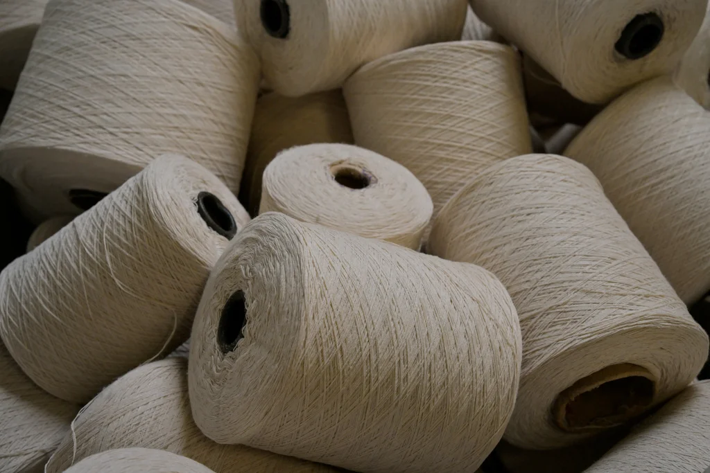 Mâini lucrând cu sfoara de cânepă în atelier